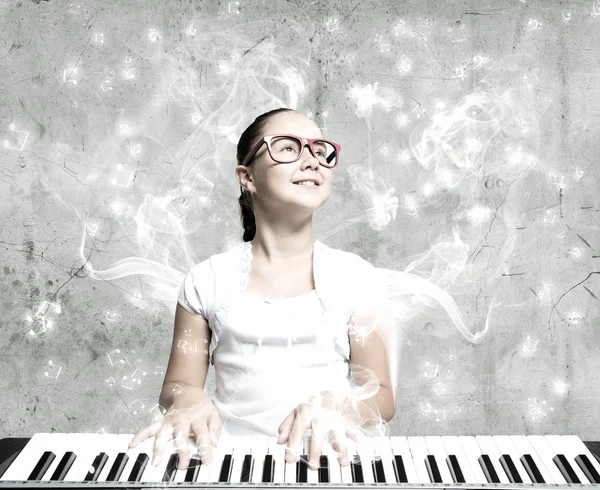 Schülerin mit Klavier — Stockfoto