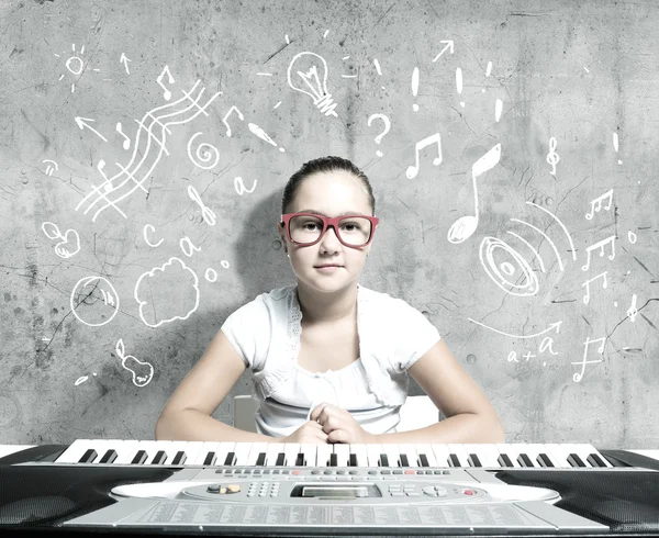 Школа девушка с фортепиано — стоковое фото