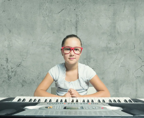 Écolière avec piano — Photo