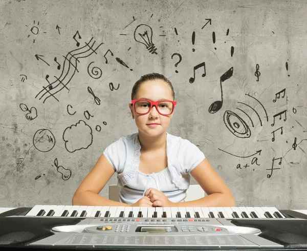 Escuela chica con piano —  Fotos de Stock