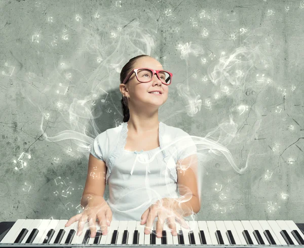 School meisje met piano — Stockfoto