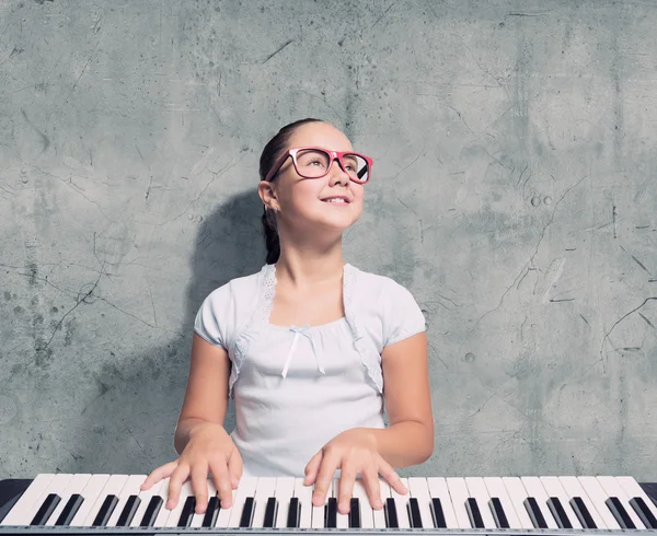 Écolière avec piano — Photo