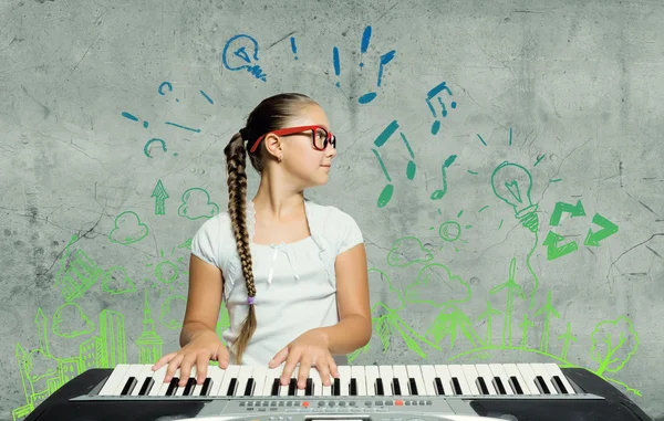 Escuela chica con piano — Foto de Stock