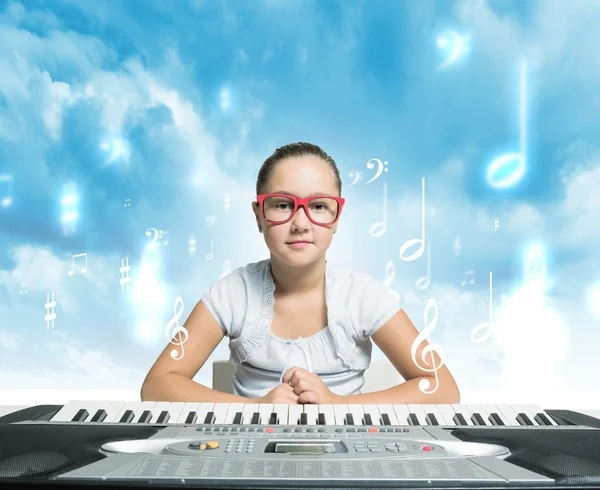 Escuela chica con piano — Foto de Stock