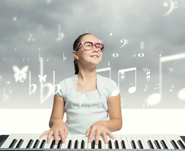 Escola menina com piano — Fotografia de Stock