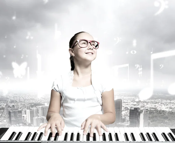 Školy dívka s klavírem — Stock fotografie