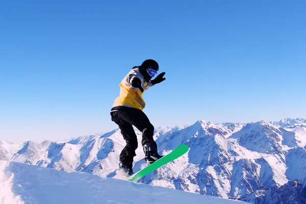 Snowboarden in den Bergen — Stockfoto