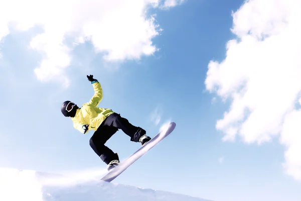 Snowboarding em montanhas — Fotografia de Stock