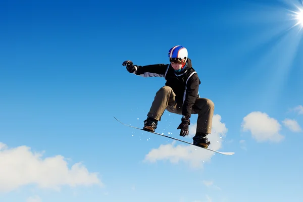 Snowboarding em montanhas — Fotografia de Stock