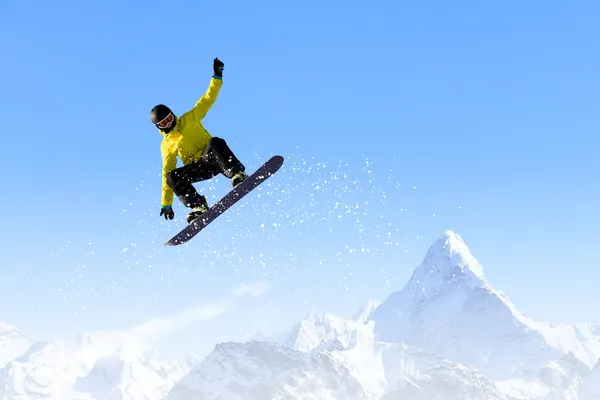 Snowboarding em montanhas — Fotografia de Stock