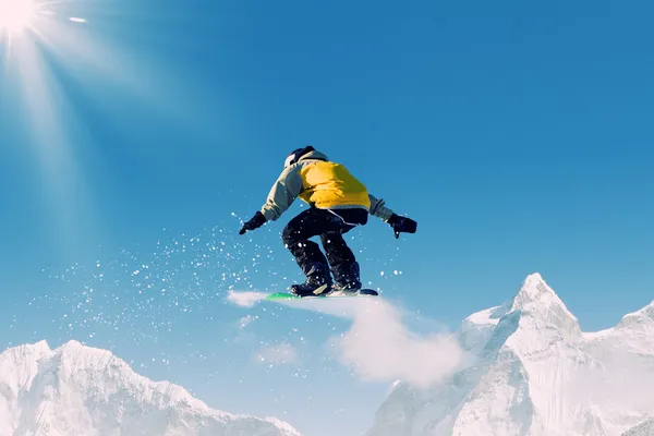 Snowboarden in Bergen — Stockfoto