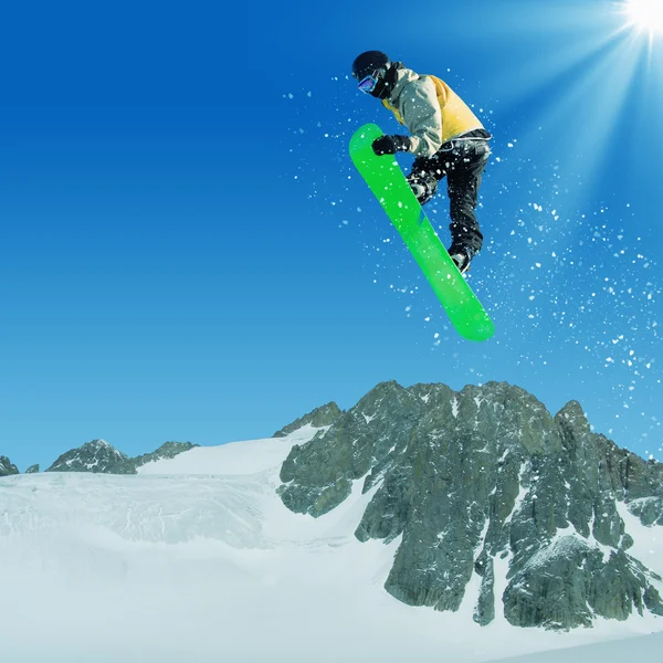 Dağlarda snowboard — Stok fotoğraf