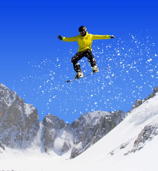 Snowboarding em montanhas — Fotografia de Stock