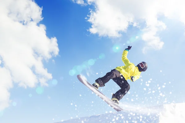 Snowboardåkare i hopp — Stockfoto