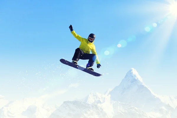 Snowboarder im Sprung — Stockfoto