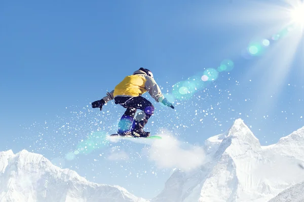 Snowboarder em salto — Fotografia de Stock