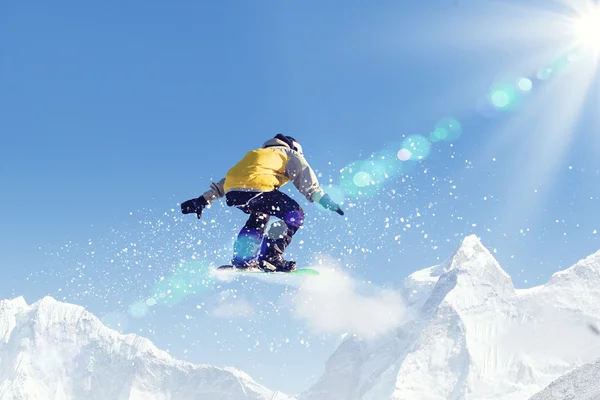 Snowboarder en saut — Photo