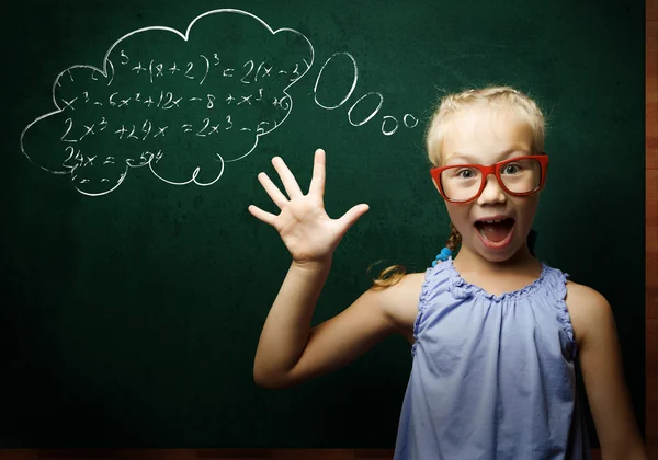 Slimme schoolmeisje — Stockfoto