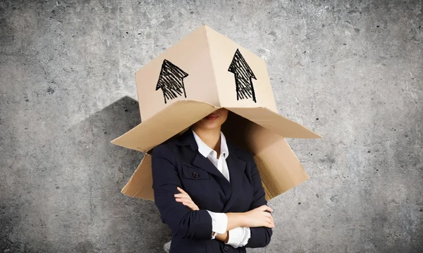 Mujer con caja en la cabeza — Foto de Stock