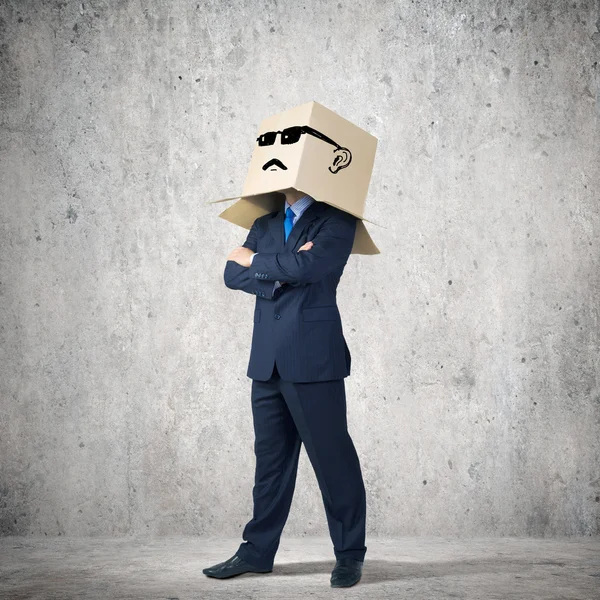 Homme d'affaires avec boîte sur la tête — Photo
