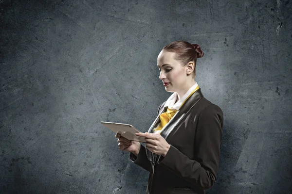 Woman with tablet pc — Stock Photo, Image