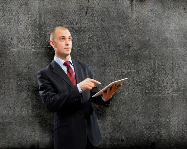 Hombre con tableta pc — Foto de Stock