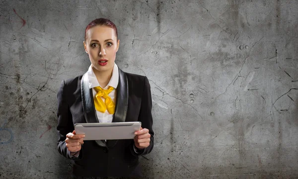 Mulher com tablet pc — Fotografia de Stock