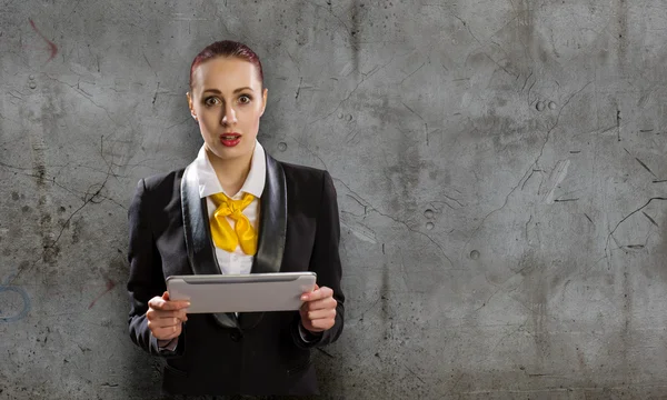 Mulher com tablet pc — Fotografia de Stock