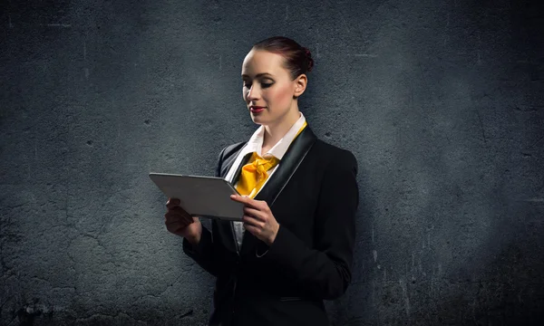 Frau mit Tablet-PC — Stockfoto