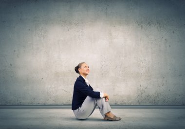 iş kadını yere oturmak