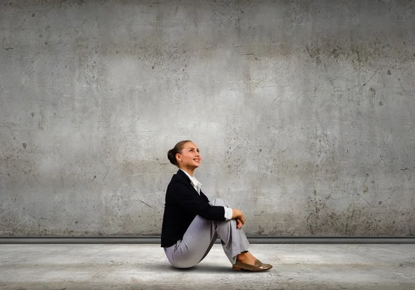 Geschäftsfrau sitzt auf dem Boden — Stockfoto
