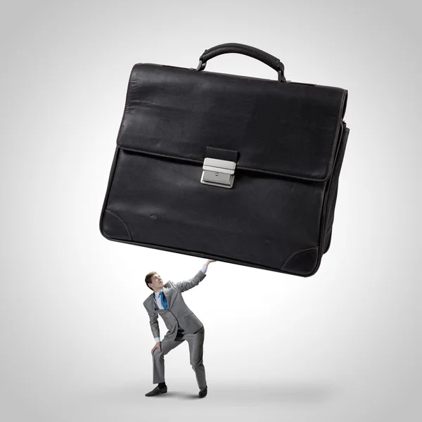 Бизнесмен с чемоданом — стоковое фото