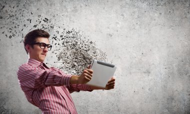 tablet pc kullanarak adam