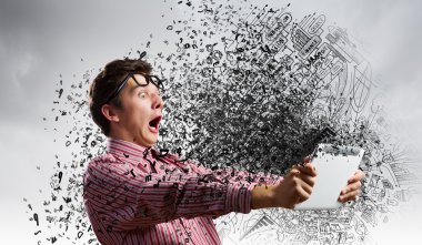 tablet pc kullanarak adam