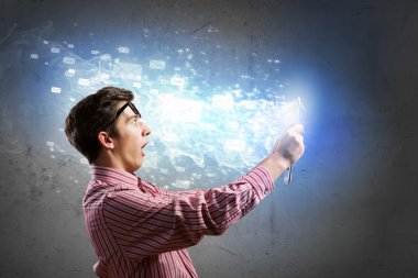 tablet pc kullanarak adam