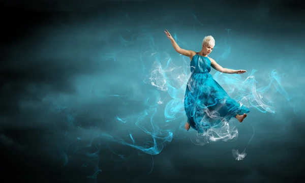 Donna danza nell'aria — Foto Stock