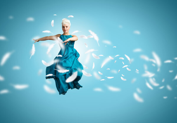 Женщина танцует в воздухе
