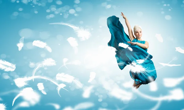Frau tanzt in der Luft — Stockfoto