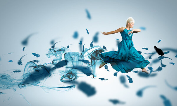 Женщина танцует в воздухе
