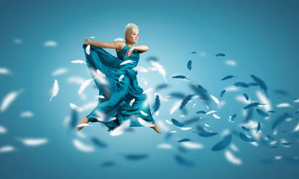 Donna danza nell'aria — Foto Stock