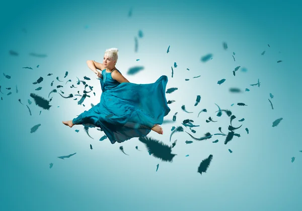 Mujer danza en el aire — Foto de Stock