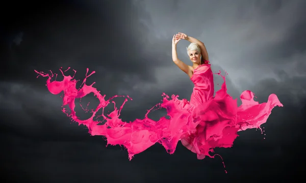 Vrouw dans in de lucht — Stockfoto