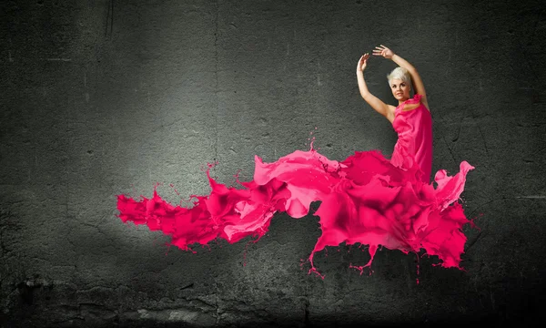 Kobieta taniec w powietrzu — Zdjęcie stockowe
