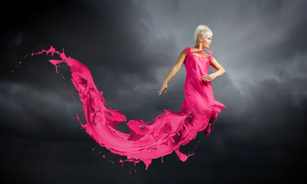 Vrouw dans in de lucht — Stockfoto