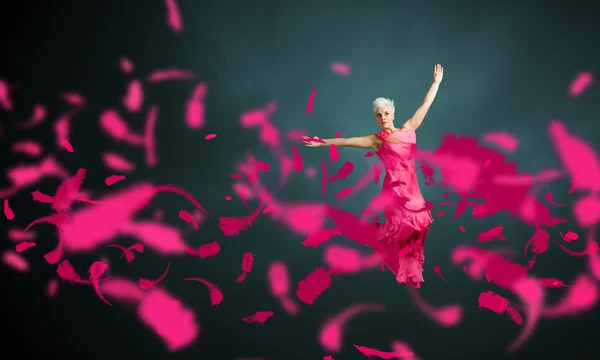 Mulher dança no ar — Fotografia de Stock