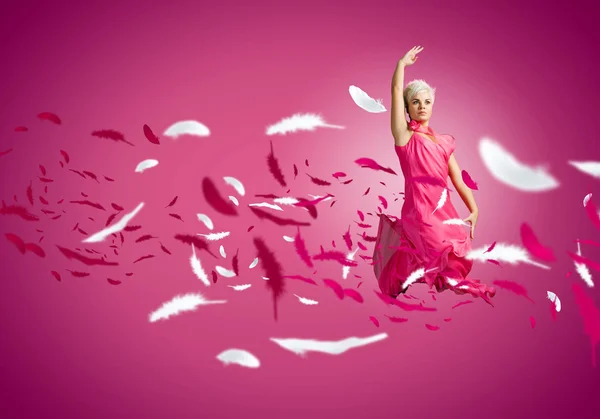 Женщина танцует в воздухе — стоковое фото