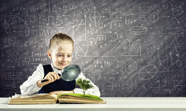 Girl discover world of knowledge — Stock Photo, Image