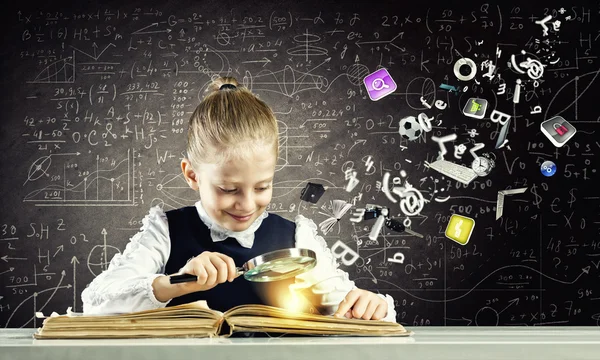 Girl discover world of knowledge — Stock Photo, Image