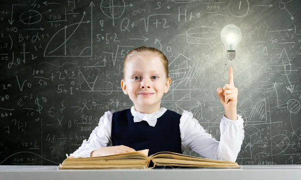 Ragazza a lezione con libro aperto — Foto Stock