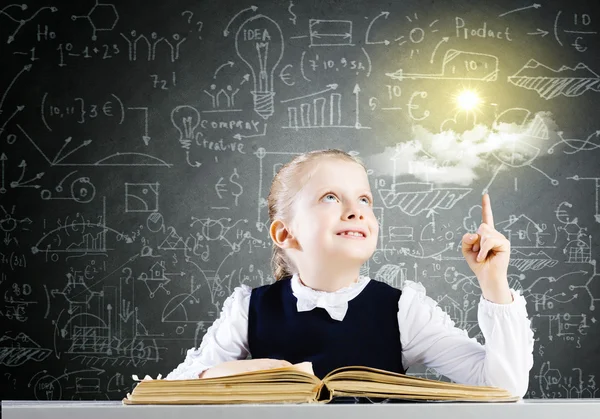 Ragazza a lezione con libro aperto — Foto Stock